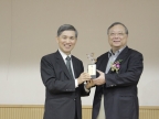 工研院知識經濟與競爭力研究中心主任杜紫宸先生接受施顏祥董事長頒贈APIAA奉獻獎